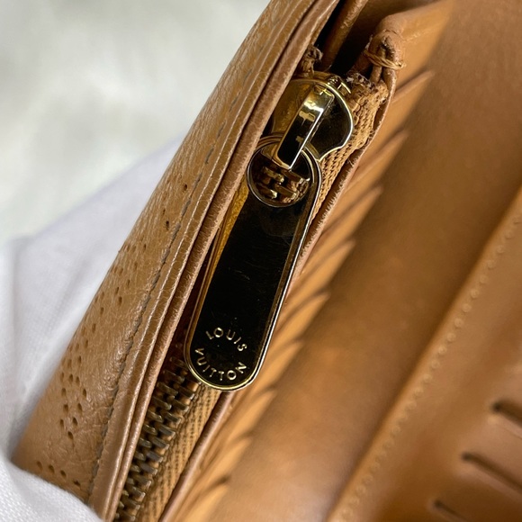 (MT49) Authentic Pre-Loved Louis Vuitton Mahina Portefeuille Amelia Wallet - Picture 9 of 16